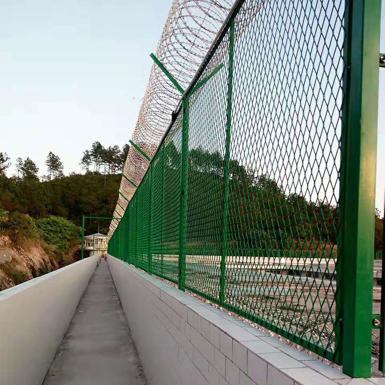 山東監獄鋼板網隔離柵護欄圖片4