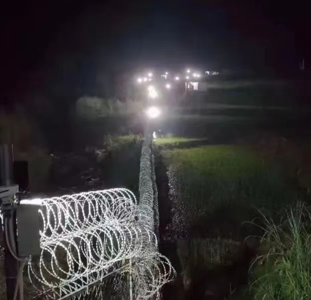 山東邊境刀片滾籠阻隔網(wǎng)圖片3