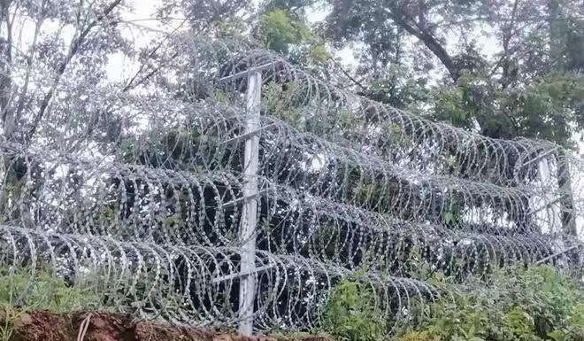 山東邊境刀片滾籠阻隔網(wǎng)圖片4