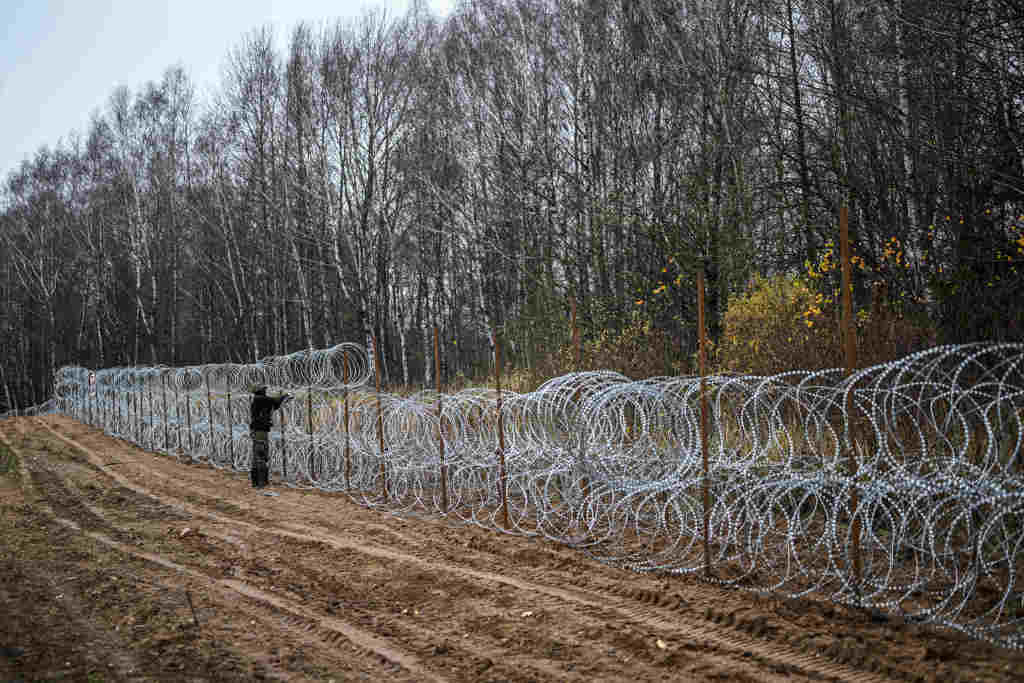 山東邊境刀片滾籠阻隔網(wǎng)圖片6